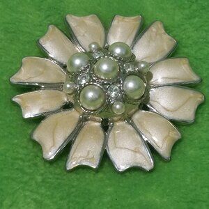 Faux Pearl Silver Tone Daisy Brooch/Lapel Pin White Pearlescent Enamel Petals